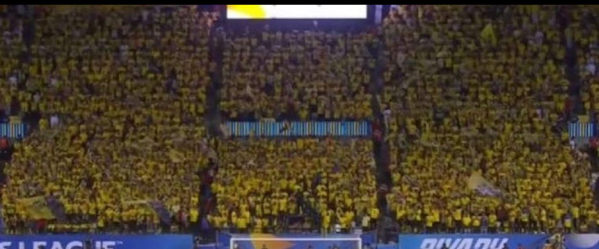 NFC_Y21's tweet photo. اتمنى تحطون مكافأت للي بيسجلون مثل :

- اذا حضرت 5 مباريات تاخذ شال
- اذا حضرت 10 مباريات تاخذ توقيع لاعب تحبه
- اذا حضرت 15 مباراه تصور مع لاعبك المفضل

عموما الي يقدر يسجل لايقصر ، زي مانطالبهم بالتغيير اتمنى انتم بعد تتعاونو معهم وتسجلو ، نبي هذا المنظر بكل مباراه في ملعبنا https://t.co/7JViM2mlY8