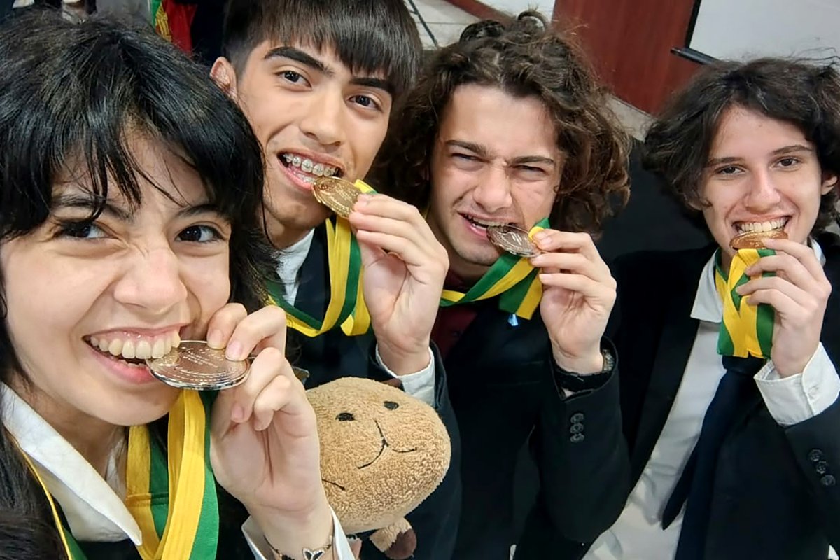 Exactas_UBA's tweet photo. 👏¡Felicitamos a la delegación argentina que obtuvo dos medallas de oro y dos de plata en la 30ª edición de la Olimpíada Iberoamericana de Química, realizada en Fortaleza, Brasil, y se consagró como la mejor de la competencia!

👉Elías Cohen, de la Escuela Técnica ORT (CABA), y Lucas Pablo Montini, de la escuela “I.C.E.S.” (Sunchales, Santa Fe), obtuvieron medallas de oro. Por su parte, Santiago Nicolás Donis, de la Escuela N.º 27 “Hipólito Yrigoyen” (CABA), y Emma Luz Jaeger, del Colegio Nacional de Buenos Aires, recibieron medallas de plata. La delegación fue dirigida por Nicolás González Bardeci, docente de la Facultad, y compitió con otros 56 estudiantes de 14 países.

Desde 1990, la Facultad lleva adelante el programa Olimpíada Argentina de Química, que promueve la enseñanza de esta disciplina entre estudiantes secundarios de todo el país y prepara a quienes representan a la Argentina en competencias internacionales.

¡Un orgullo para la ciencia argentina y para toda la comunidad de Exactas! 

https://t.co/q7yGdCtVou
