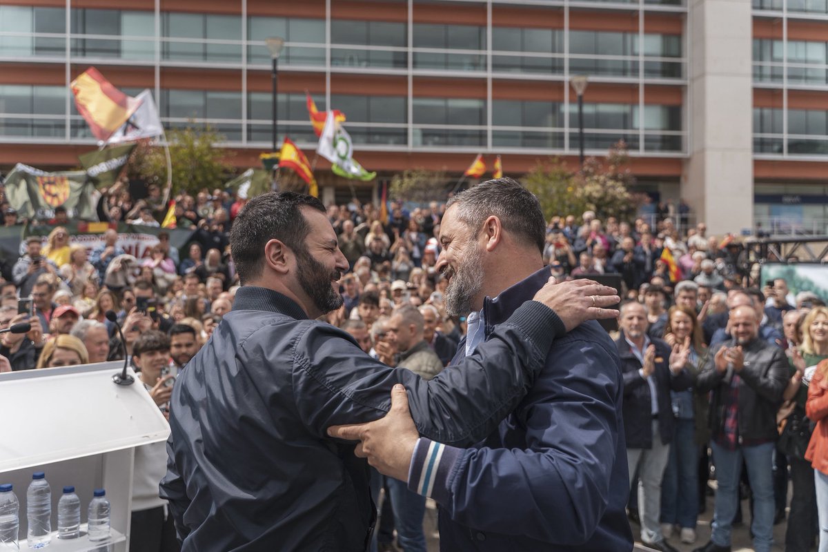 AntonioMaestre's tweet photo. El número 1 de VOX por Tarragona, Jordi De La Fuente, ha tenido reuniones con líderes de Hezbolá en el Líbano. 

Solo imaginad lo que dirían los medios conservadores si esto ocurriera con cualquier diputado de izquierdas. https://t.co/jBlO4FxCvW