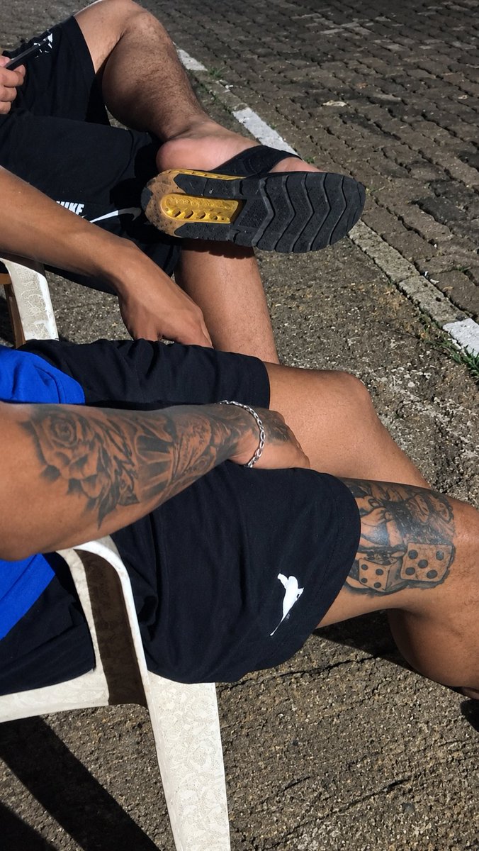 tailons26's tweet photo. Flagra do pezão dos mano da quebrada .. 👣🤤👀🔥 

#feetfetısh #flagras https://t.co/3uIFb5CwkW