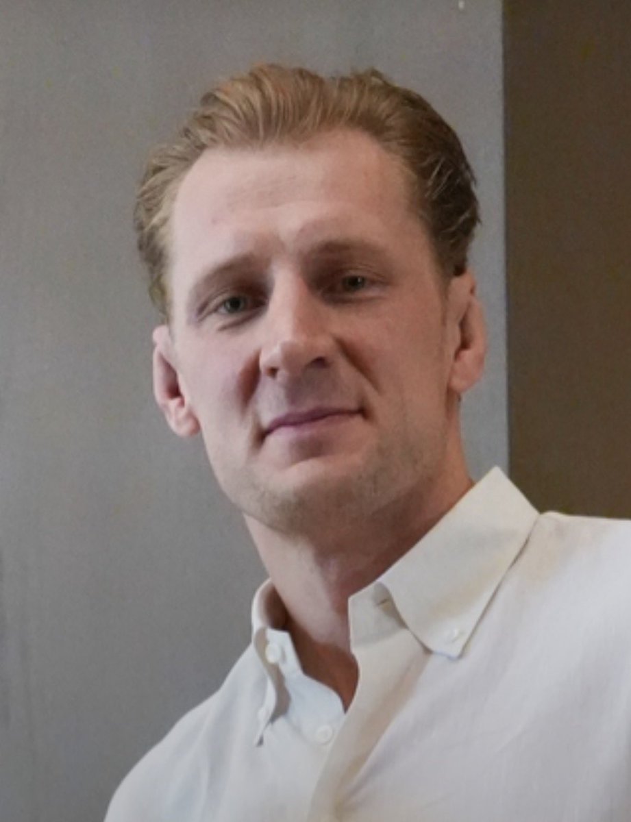 MeprobamateMan's tweet photo. @ChickenKingMMA Would you say he looks old if his hair looked like this though? 🤔 https://t.co/2Vq7Ur0UVo