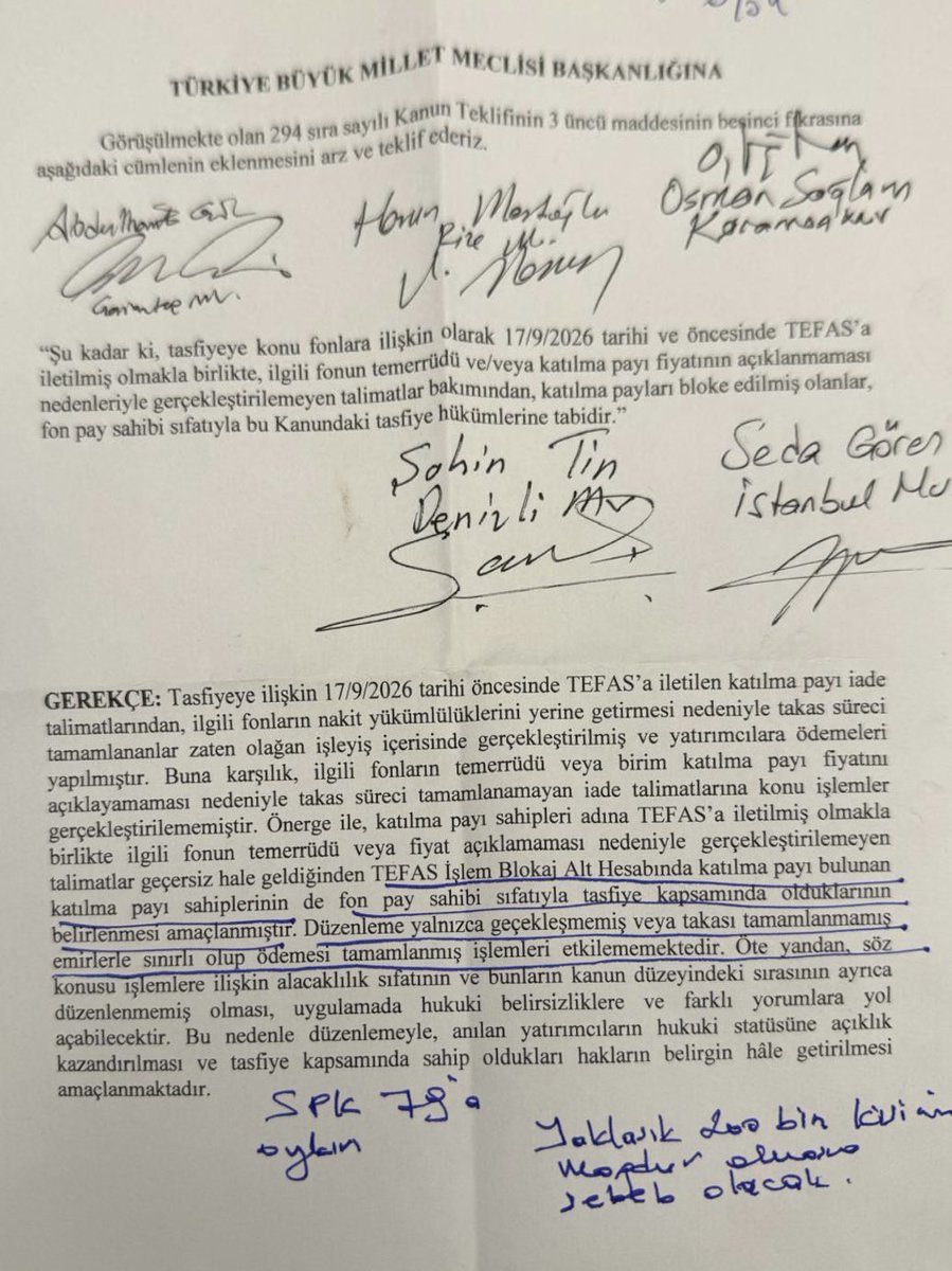 jalenursullu's tweet photo. 🔴 AKP, GECE YARISI ÖNERGESİYLE 200 BİN YATIRIMCININ HAKKINI GASP EDİYOR!

TBMM Genel Kurulu’nda gece yarısı yine hukuk faciasıyla karşı karşıyayız!

Teklifin 4’üncü maddesine geçildiğinde AKP’li milletvekillerinin verdiği önergeyle, yaklaşık 200 bin yatırımcının SPK Kanunu’nun 79’uncu maddesi kapsamında kesinleşmiş alacaklarını tahsil etmesinin önü kesiliyor.

SPK Kanunu’na aykırı düzenlemeyle mağdurların birikimlerine el konulamaz!

Uyarıyoruz: Önerge kabul edilirse 200 bin yatırımcıyı yeni mağduriyetin ve uzun yıllar sürecek dava süreçlerinin içine sürükleyebilirsiniz.

Gece yarısı dayatmasını kabul etmiyoruz. CHP Grubu olarak bu hukuksuzluğa karşı çıkıyoruz. 

#fonmağdurları #FonDolandırıcılığı