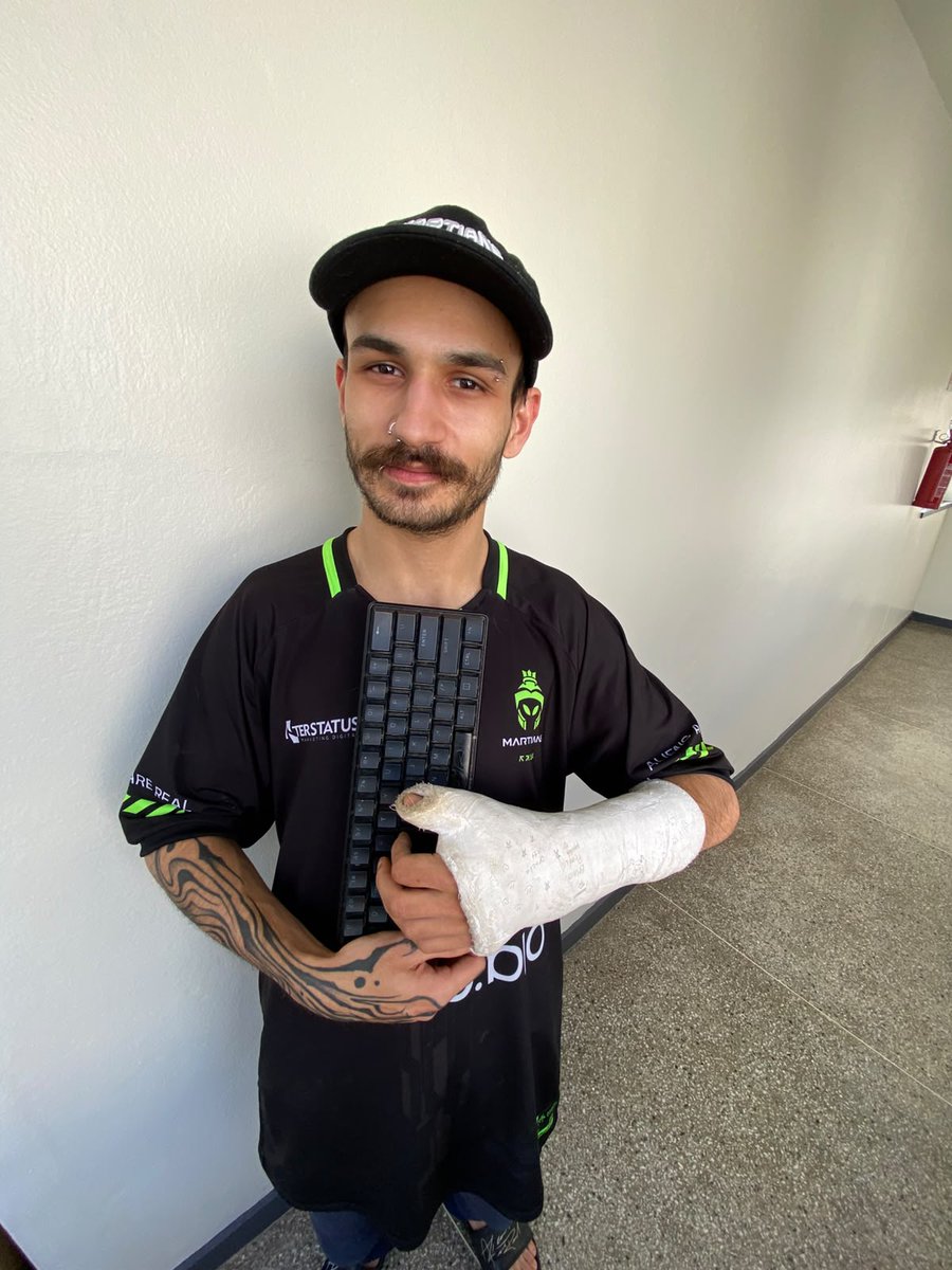Bpgfps's tweet photo. 0-2 pra 2-3 classificados no CCT.
@martiansgg
e eu ainda jogando com o pulso quebrado 👽 https://t.co/8bSccgJ7MR