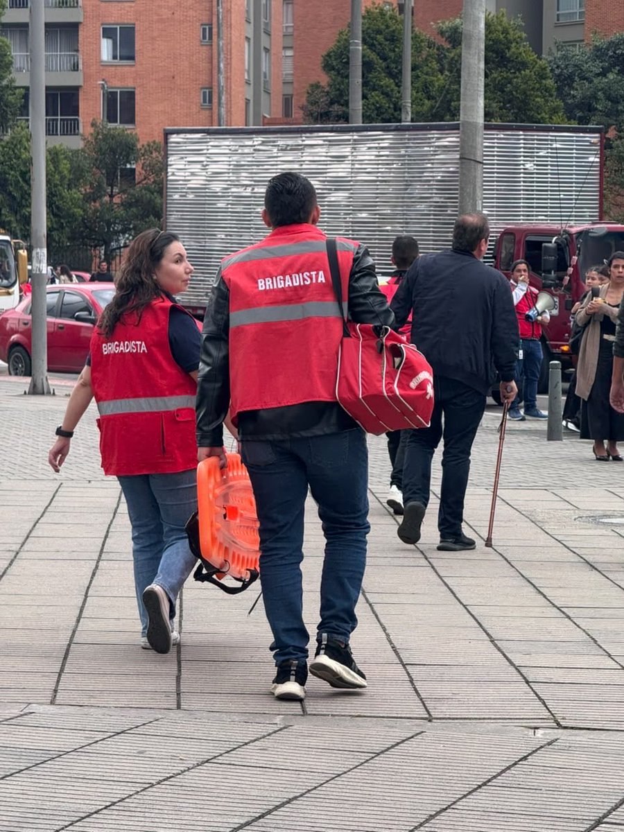 Red_SIMUS's tweet photo. ¡Hicimos parte del Simulacro Nacional de Respuesta a Emergencias desde la @ANSVCol junto a nuestro asociado @LaRolitaBog! 🚨🏢
Un ejercicio clave liderado por la UNGRD que movilizó a +1.000 municipios y 48 mil entidades para fortalecer la prevención.
#RedSIMUS #SimulacroNacional https://t.co/TKtJ3fKp59
