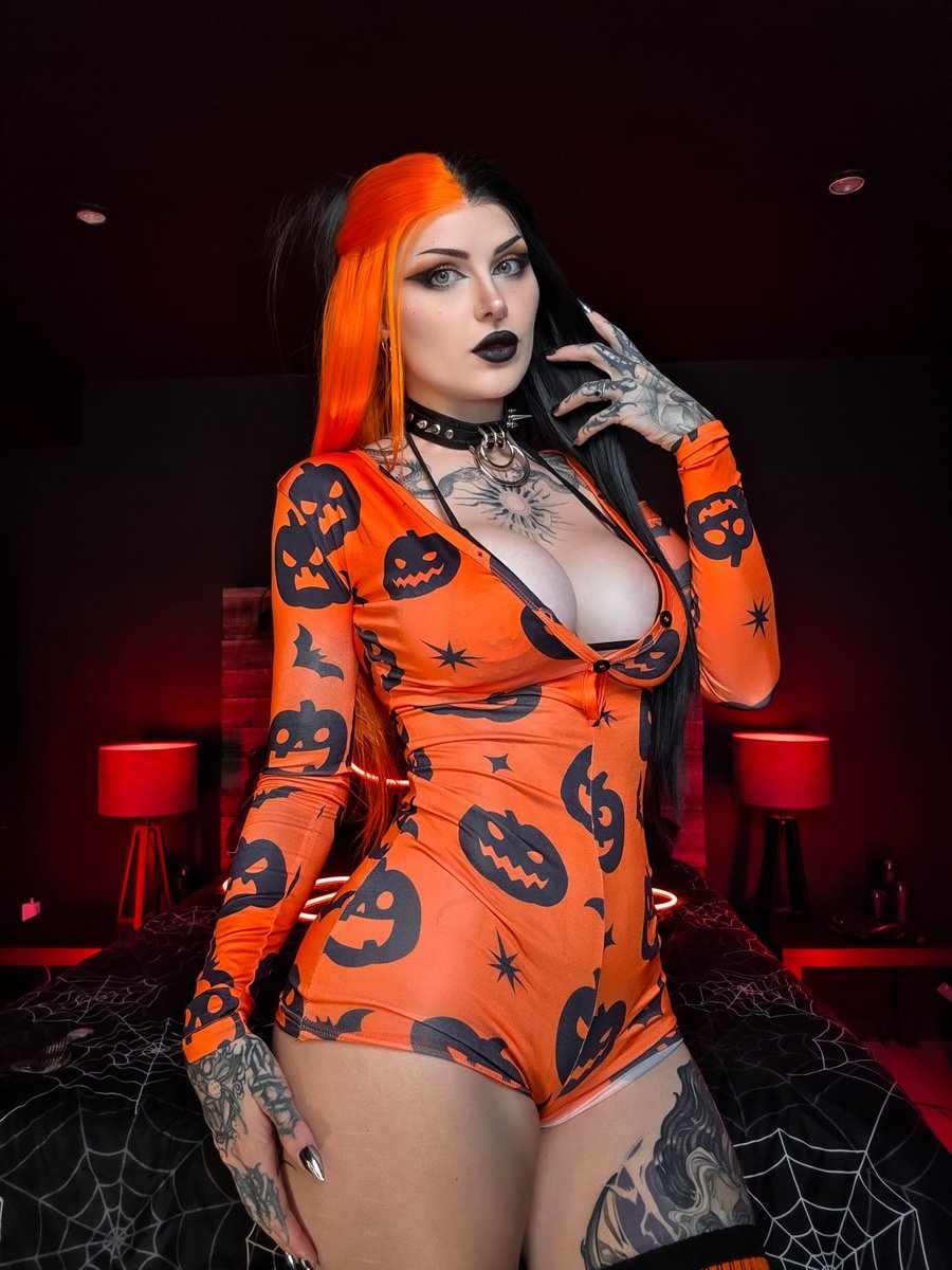 ms_spookykins's tweet photo. If I was a spice girl i'd be pumpkin spice 🎃🖤 https://t.co/ZC3em3ipR1