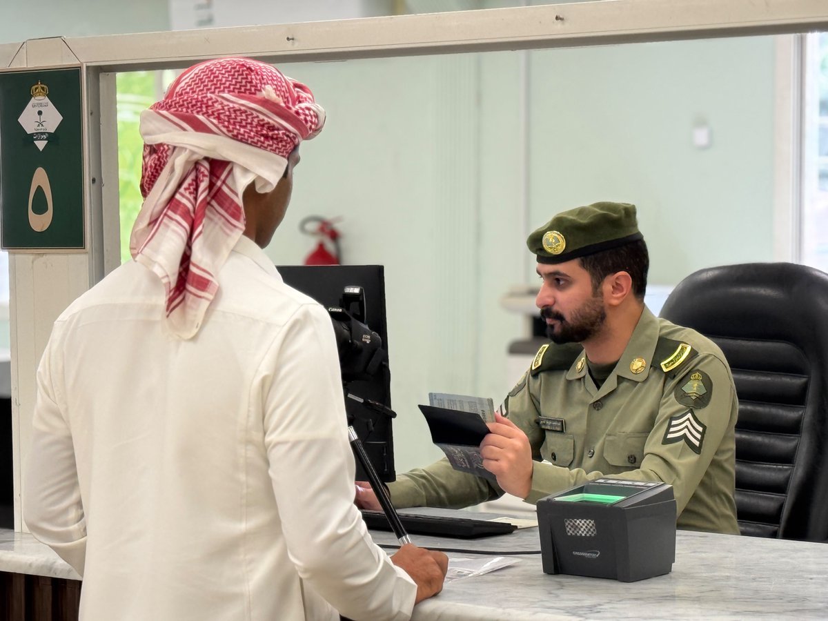 makkahregion's tweet photo. إدارة جوازات محافظة الطائف تقدم خدماتها للمستفيدين من تصحيح أوضاع المتواجدين بطرق غير نظامية من الجنسية اليمنية https://t.co/yJG02aRpfY