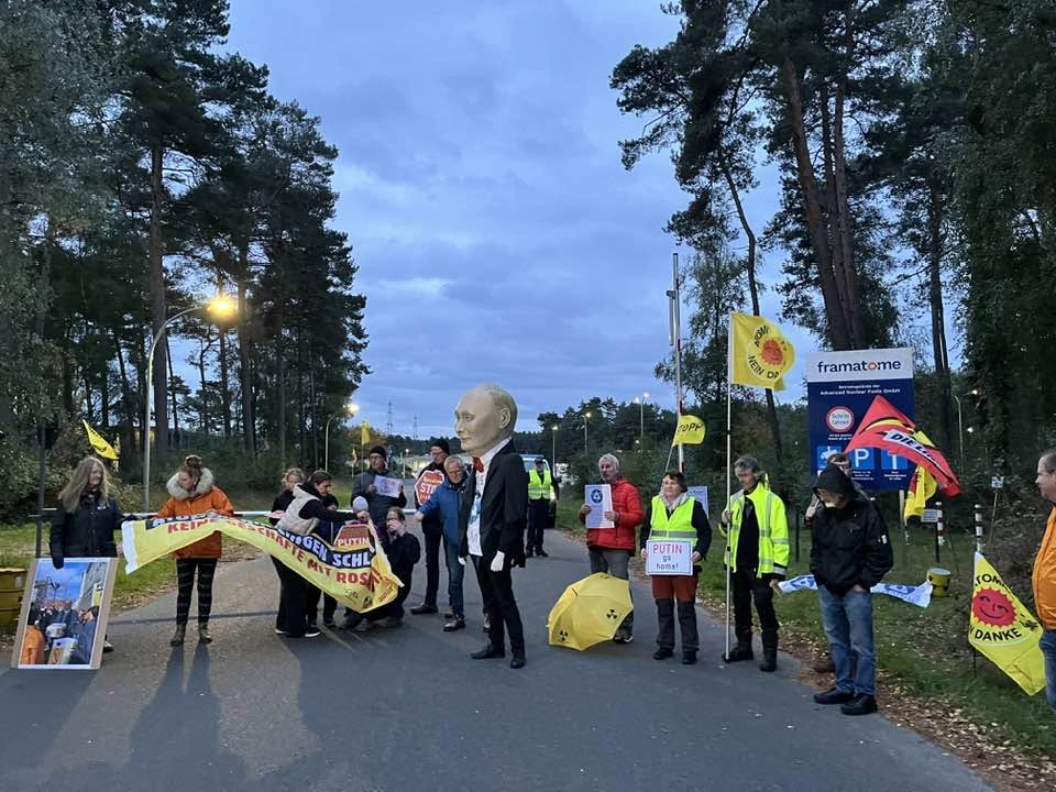 Activatica's tweet photo. В Германии протестуют против ввоза российского урана

В Лингене на западе Германии сегодня, 21 октября, активисты провели пикет у завода ядерного топлива Framatome / Advanced Nuclear Fuels, сообщает NDR. Акция началась в 18:00 по местному времени у проходной предприятия на фоне ожидавшегося прибытия российского судна «Михаил Дудин» с грузом урана в порт Роттердама. Однако, по данным NDR, судно задерживается.

В пикете участвуют объединение AgiEL, SofA Münster, .ausgestrahlt и «Экозащита!». Они требуют прекратить поставки российского урана и сотрудничество Framatome с «Росатомом». Активисты опасаются, что в Линген могут привезти обогащённый уран, а также впервые – российские топливные стержни для сборки топлива для реакторов советского образца.

«С точки зрения экологических организаций, такое развитие событий следует назвать „катастрофой в сфере безопасности“», – говорилось в анонсе акции. Участники протеста связывают сотрудничество с «Росатомом» с рисками шпионажа и саботажа, а также с доходами Кремля от атомных экспортов.

В июле власти Нижней Саксонии разрешили дочерней компании французской Framatome производить в Лингене ядерное топливо по лицензии российской ТВЭЛ, входящей в «Росатом». Как писал «Инсайдер», речь идёт о шестигранных тепловыделяющих сборках для реакторов советской конструкции, распространённых в Восточной Европе.

BUND Нижней Саксонии и .ausgestrahlt пытаются через суд приостановить действие разрешения. Во время предыдущей перевозки урана в августе грузовик до Лингена сопровождала полицейская цепь, сообщало SofA Münster.

Фото: Владимир Сливяк / Facebook

🟠Подписывайтесь на @Activatica в Telegram

🟠Предложите новость @ActivaticaBot

#атом #энергетика #протест #экология #росатом