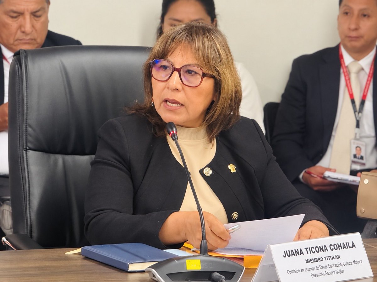 AdrianSarriaMu's tweet photo. La senadora Juana Ticona fue la única de la bancada Obras que no votó a favor de otorgar facultades legislativas al Ejecutivo. Se abstuvo. Sus colegas de bancada, encabezados por Daniel Barragán, votaron a favor. Barragán incluso citó a Ricardo Belmont para defender la posición de su grupo, que le dio quorum al fujimorismo en la comisión de Constitución.