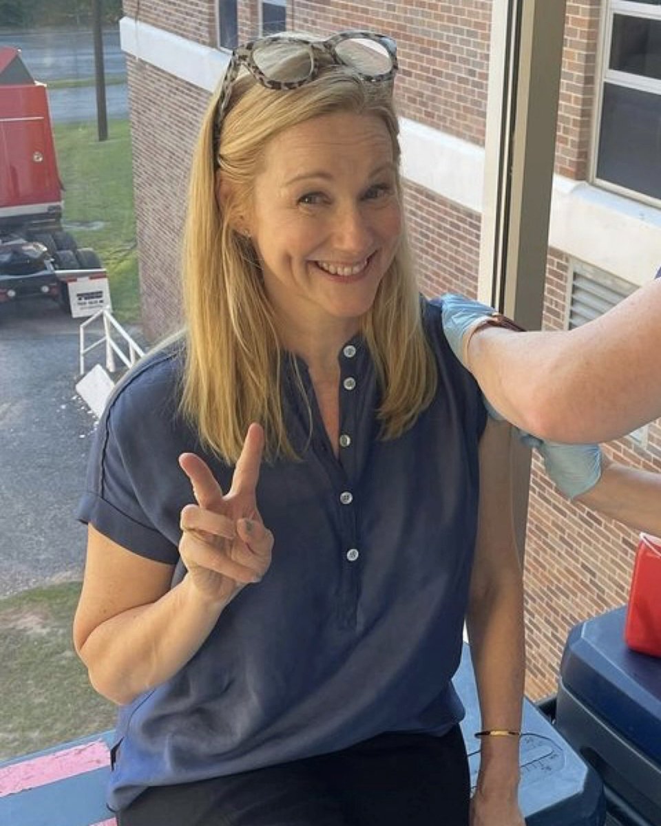 milfsandraoh's tweet photo. sometimes babygirl is a 62 year old woman ❤️‍🩹 https://t.co/T2WxJlHjVY