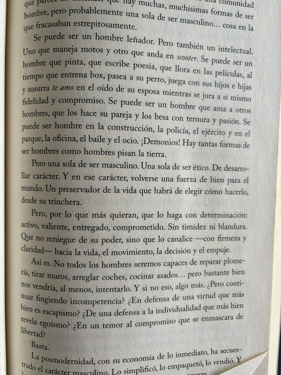 BernieMX's tweet photo. Entiendo que el contexto social influye en nuestros gustos, por supuesto, pero de ahí a asumir que mi atracción por los hombres masculinos es producto exclusivamente del patriarcado o de una homofobia internalizada hay una diferencia que no comparto.

Cuestionar los prejuicios es necesario, pero atribuirle una explicación ideológica a la atracción de alguien sin conocer su historia ni sus motivaciones también es una forma de prejuicio que debemos preguntarnos. Que me gusten los hombres masculinos no significa que esté obligado a justificarlo ni que esa preferencia sea, por sí misma, un síntoma de algo negativo a corregir.

Podemos cuestionar las normas sociales sin convertir cada preferencia individual en un diagnóstico uniforme y aplicable a todos.

Este fragmento que te comparto es de un libro extraordinario que te recomiendo leer: “Ser hombre”, creo que disfrutarás su lectura 😉