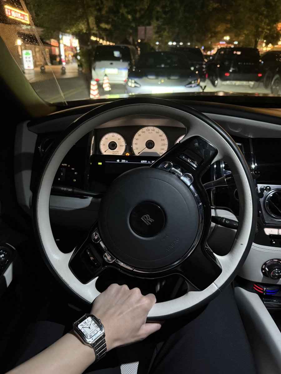 P1Ecom's tweet photo. Spirit of Ecstasy’s hour. https://t.co/7rPaV7e5FC