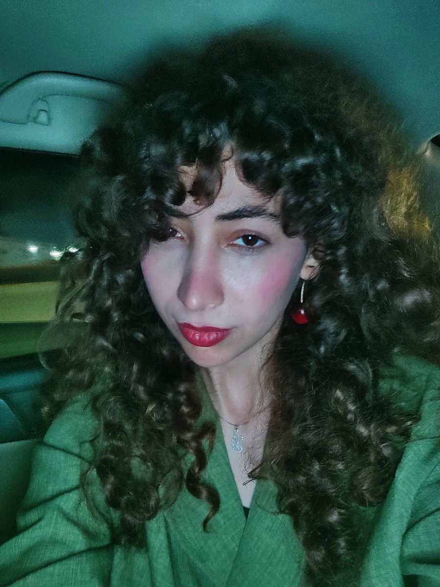 rahanejaty's tweet photo. این هفته تایم لاین پر دختر خوشگل و مدل بود😭 ولی این عکس قشنگا باشه اینجا. اون دریای پیشی رو میبینید؟ دیده شده در یک مغازه رندوم توی بابل. تازه دو تا پیشی جلو در مغازه نشسته بودن. https://t.co/ua1PCiEL7e