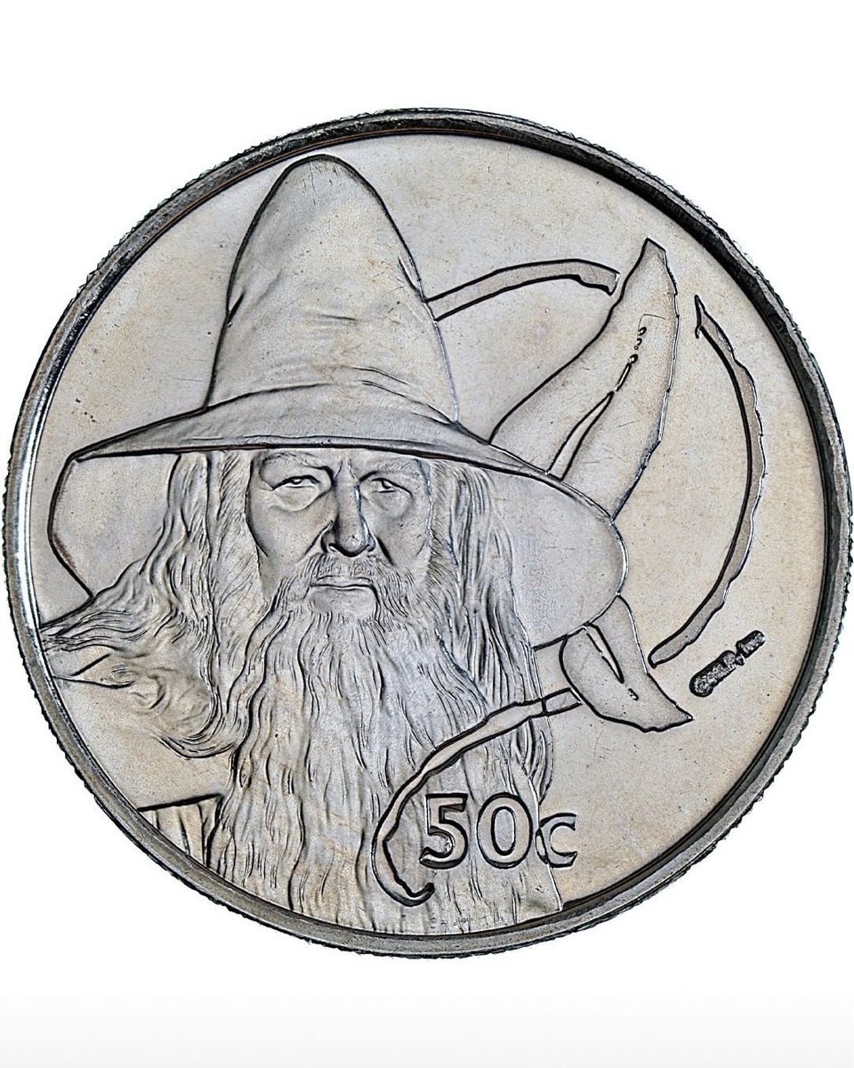 dailycultures's tweet photo. A Nova Zelândia lançou moedas oficiais com Gandalf estampado. O país literalmente transformou o universo de Tolkien em dinheiro de verdade. https://t.co/YDcVo8WOpA