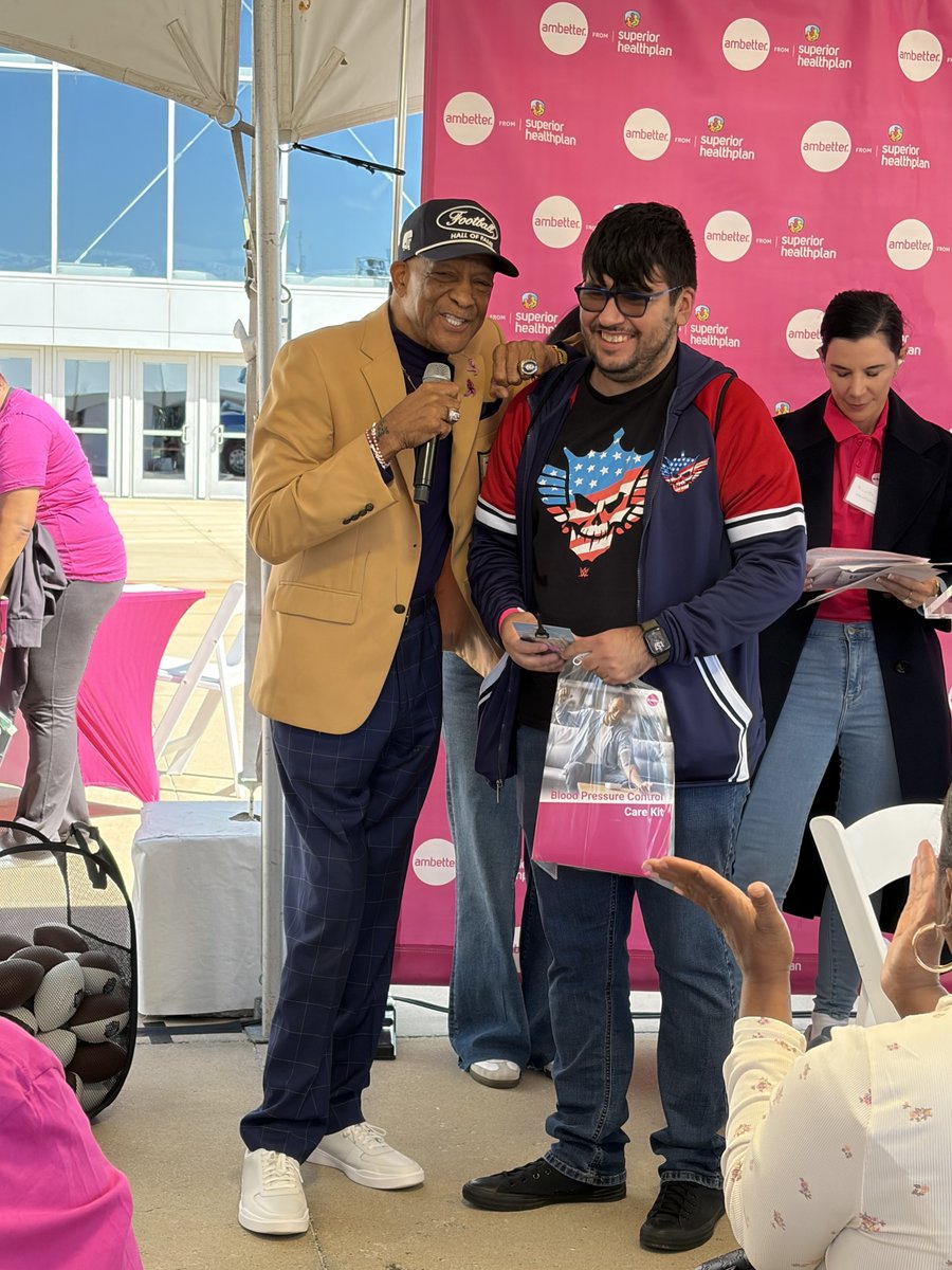 ProFootballHOF's tweet photo. Pro Football Hall of Famer @88DrewPearson was proud to join @AmbetterHealth for a free community health fair over the weekend at AT&T Stadium. The former Dallas Cowboy met with fans and shared his personal connection to #BreastCancerAwarenessMonth, highlighting the importance of early detection and preventive screenings. Our thanks to Drew for making an impact. https://t.co/LJZnVrp8Vs