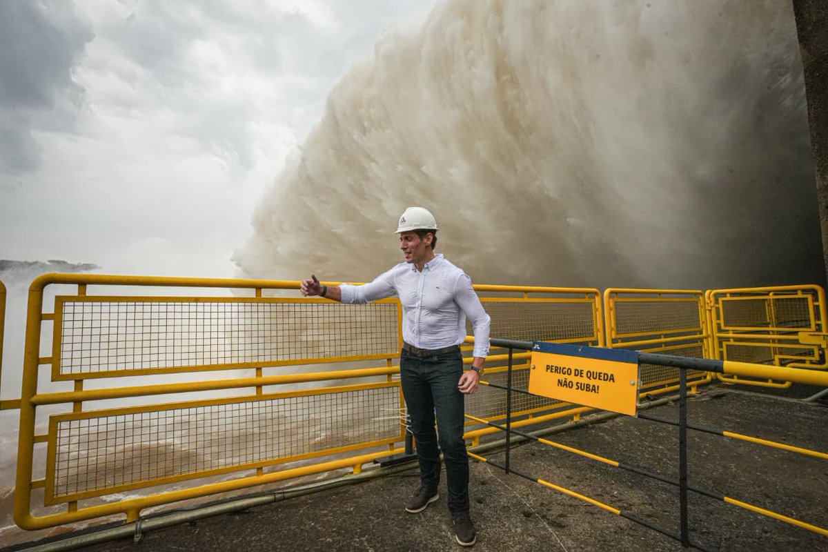 mriquelme1's tweet photo. 🇵🇾 Paraguay puede hacer cosas increíbles.

@itaipuparaguay nació de la audacia de soñar en grande. Hoy, con 14 millones de litros de agua por segundo, esa fuerza nos recuerda todo lo que podemos lograr.

Nuestra energía debe convertirse en más desarrollo, industrias y oportunidades para todos los paraguayos.