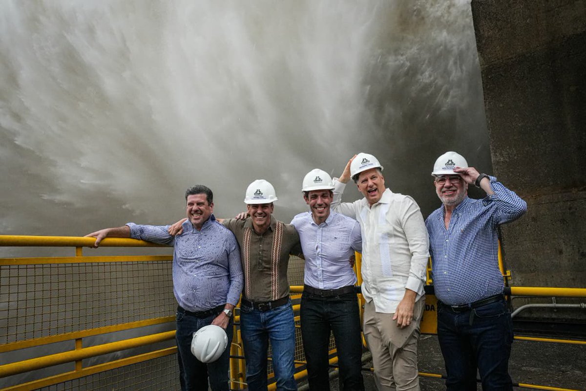 mriquelme1's tweet photo. 🇵🇾 Paraguay puede hacer cosas increíbles.

@itaipuparaguay nació de la audacia de soñar en grande. Hoy, con 14 millones de litros de agua por segundo, esa fuerza nos recuerda todo lo que podemos lograr.

Nuestra energía debe convertirse en más desarrollo, industrias y oportunidades para todos los paraguayos.