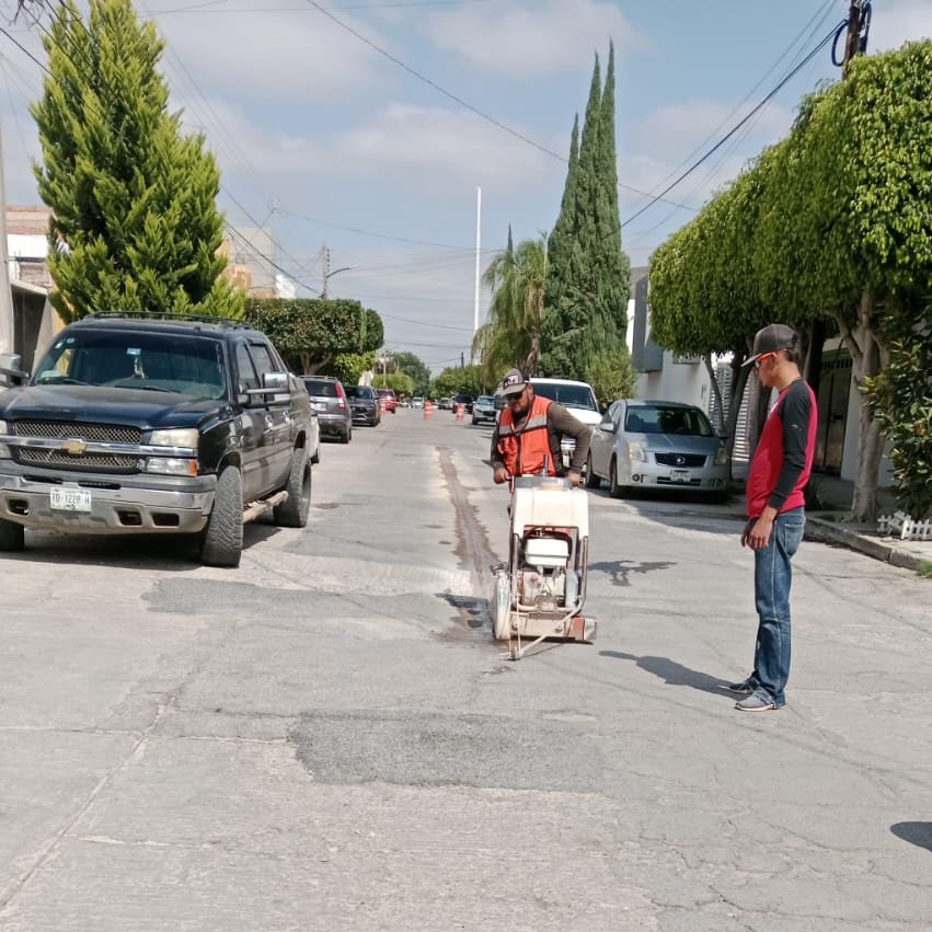 Interapas's tweet photo. 🚧 En Maestros Ilustres, colonia Universitaria, iniciamos una obra para mejorar los servicios de agua y drenaje en la zona.

🔹 Renovación de 70 metros lineales de drenaje.
🔹 Sustitución de la red de agua potable.
📍 Entre Joaquín Meade y Montañas Rocallosas.

#ObrasPrioritarias https://t.co/q5vUTpuSPk