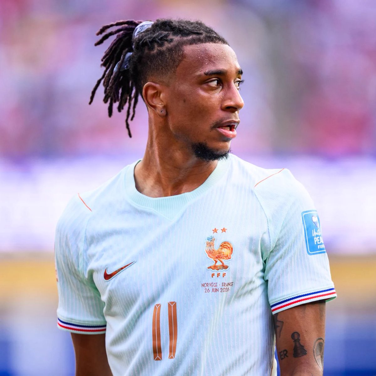 ActuFoot_'s tweet photo. 🚨🚨🚨 À QUATRE JOURS DU BALLON D’OR 2026 🌕, LES CONSULTANTS DE CBS SPORTS ONT CHOISI LEURS FAVORIS 👇 :

Thierry HENRY 🇫🇷 : « KYLIAN MBAPPÉ 🇫🇷.

Je suis français, je vais être partial. C’est comme ça. (…) S’il y a un Français qui n’est pas loin de le gagner, JE CHOISIRAI KYLIAN.

Et les gens SOUS-ESTIMENT MICHAEL OLISE. Je ne sais pas pourquoi. Ce que Kane a gagné, Michael Olise l’a gagné aussi. »

Jamie CARRAGHER 🏴󠁧󠁢󠁥󠁮󠁧󠁿 : Harry KANE 🏴󠁧󠁢󠁥󠁮󠁧󠁿

Micah RICHARDS 🏴󠁧󠁢󠁥󠁮󠁧󠁿 : Kylian MBAPPÉ 🇫🇷

Kate SCOTT : Lamine YAMAL 🇪🇸

🎙️ @CBSSportsGolazo