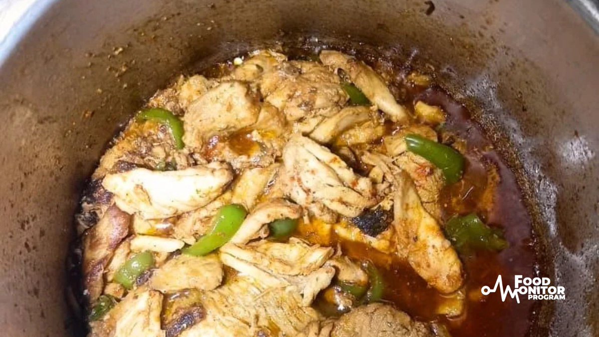 FoodMonitorP's tweet photo. 3/4 🍗 Una familia habanera recibió pollo desde Moa. Tras varios días sin electricidad, llegó con mal olor y textura pastosa.
Lo hirvieron y consumieron por falta de alternativas. Enviaron a los niños con familiares para protegerlos. Según el testimonio recogido por FMP, todos los que comieron terminaron enfermos.
La inflación también obliga a comprar productos vencidos o rebajados por caducidad próxima.