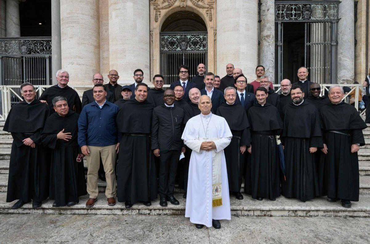 FrischeB17467's tweet photo. Around thirty Augustinian friars attended the General Audience to express their bond with Leo XIV—having already followed him on Sunday Angelus from the terrace of their institute Via Paolo VI. They will continue to participate in the “Schola Augustiniana” congress until Oct. 24. https://t.co/tszIa3TMYx