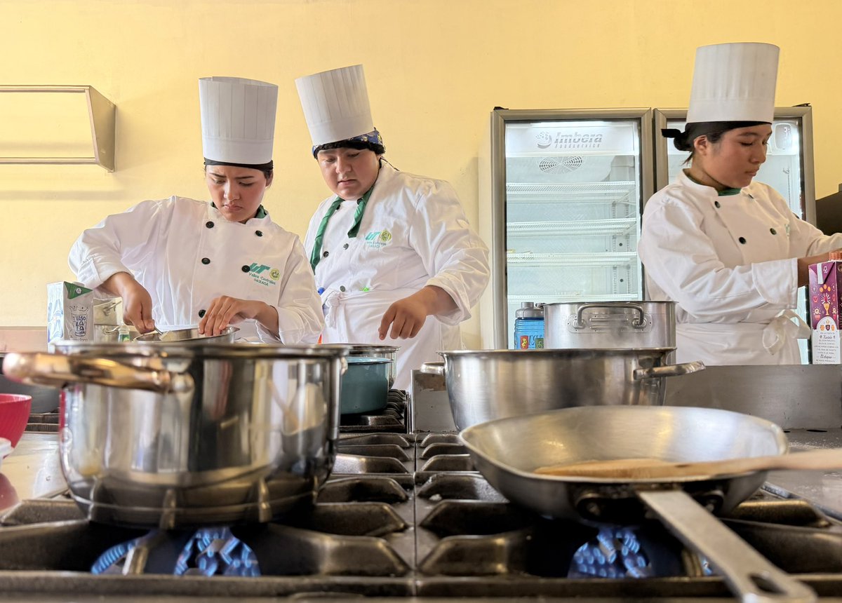 utvco's tweet photo. Como parte de su examen práctico, las y los estudiantes del grupo 101 de Gastronomía, preparan salsas madre, una salsa de emulsión holandesa, otra de mayonesa y, una salsa caliente de bechamel. 🧑‍🍳👩‍🍳 https://t.co/90fYb8z2lj