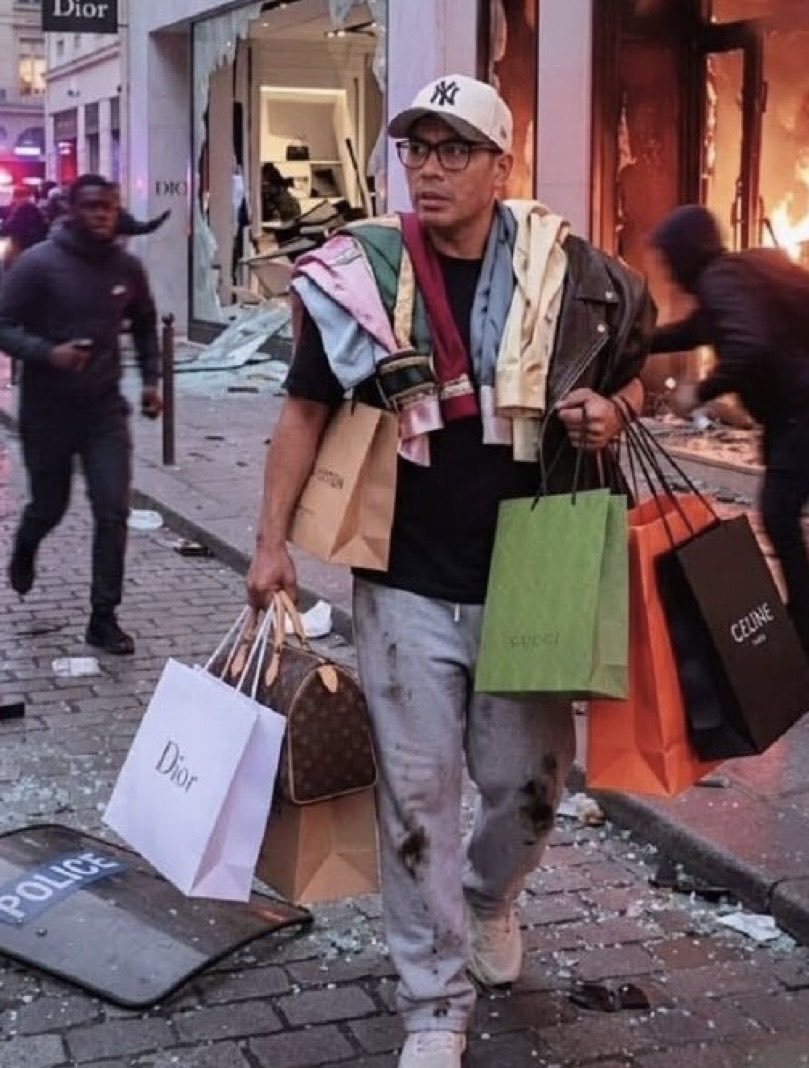 lapiera7's tweet photo. La foto simbolo della lotta al caro vita https://t.co/9wxRgPQmmm