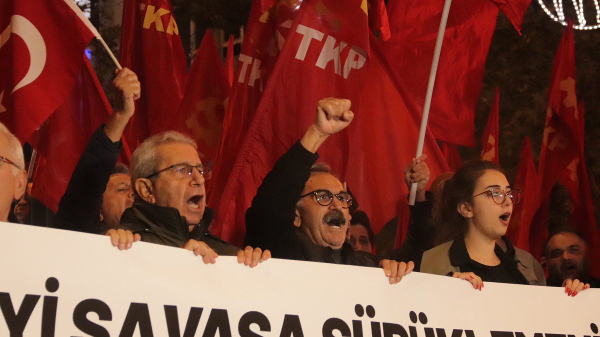 AnkaraTKP's tweet photo. Bugün Ankara’da, TBMM’ye sunulan Mekke Anlaşması’na karşı sokağa çıktık.

Çocuklarımızı ABD ve İsrail’in emperyalist çıkarları uğruna ölüme göndermeyecek, Suudi Arabistan’ın askeri olmayacağız. 

Ankara’dan ilan ediyoruz: Ülkemizi savaşa sürüklemenize izin vermeyeceğiz!

#TKP #Ankara #savasahayir #MekkeAnlasmasınaHayır