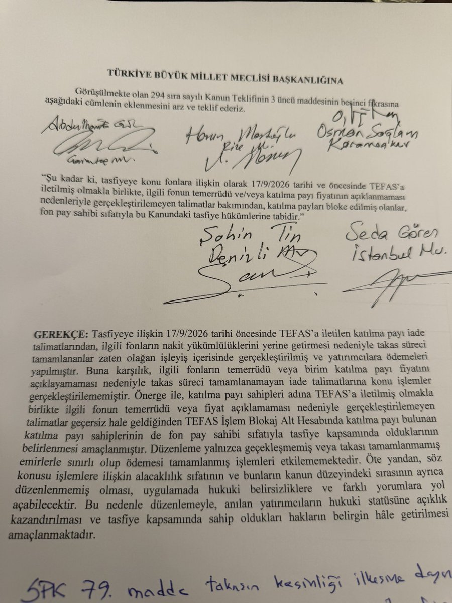 nurhayataltaca's tweet photo. AKP gece yarısı önergesiyle 255 bin Fon mağdurunu bir kez daha mağdur ediyor.. 

Peki, ne oluyor?

Bir vatandaşın fonunu sattığını düşünün. Satış talimatını vermiş, parasını bekliyor. Ancak ödeme yapılmıyor. Şimdi bu vatandaşın parasını alma hakkı yerine, fonun tasfiyesinden ne kadar pay alacağı belirsiz bir sürece bırakılıyor.

Üstelik parasını alamayan yatırımcı, kendi kusuru olmayan bir sorunun riskini yeniden üstlenmek zorunda kalıyor.

Satış talimatı veren herkes aynı kefeye konulamaz. İşlemler incelenmeli, doğmuş alacak hakları korunmalı ve yatırımcıya itiraz hakkı tanınmalıdır.

Vatandaşın parasını alamamasının sorumlusu vatandaş değildir!

Gece yarısı düzenlemesiyle mağdurun alacağı yok sayılamaz.