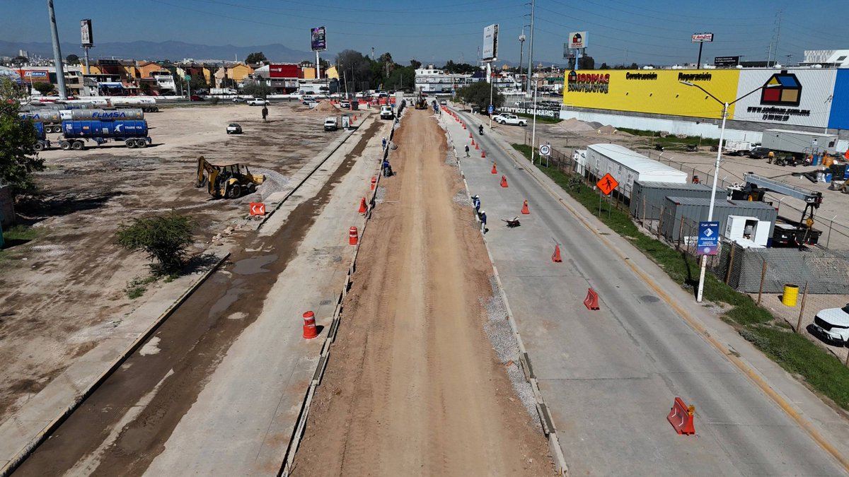 SLPMunicipio's tweet photo. Supervisamos los avances del puente Jacobo Payán, una obra que conectará con Salvador Nava hacia el poniente y ayudará a mejorar la circulación en esta zona.

Seguimos trabajando para que pases menos tiempo en el tráfico y llegues más fácil a tu destino. 🚗 https://t.co/NqS9JJchtj