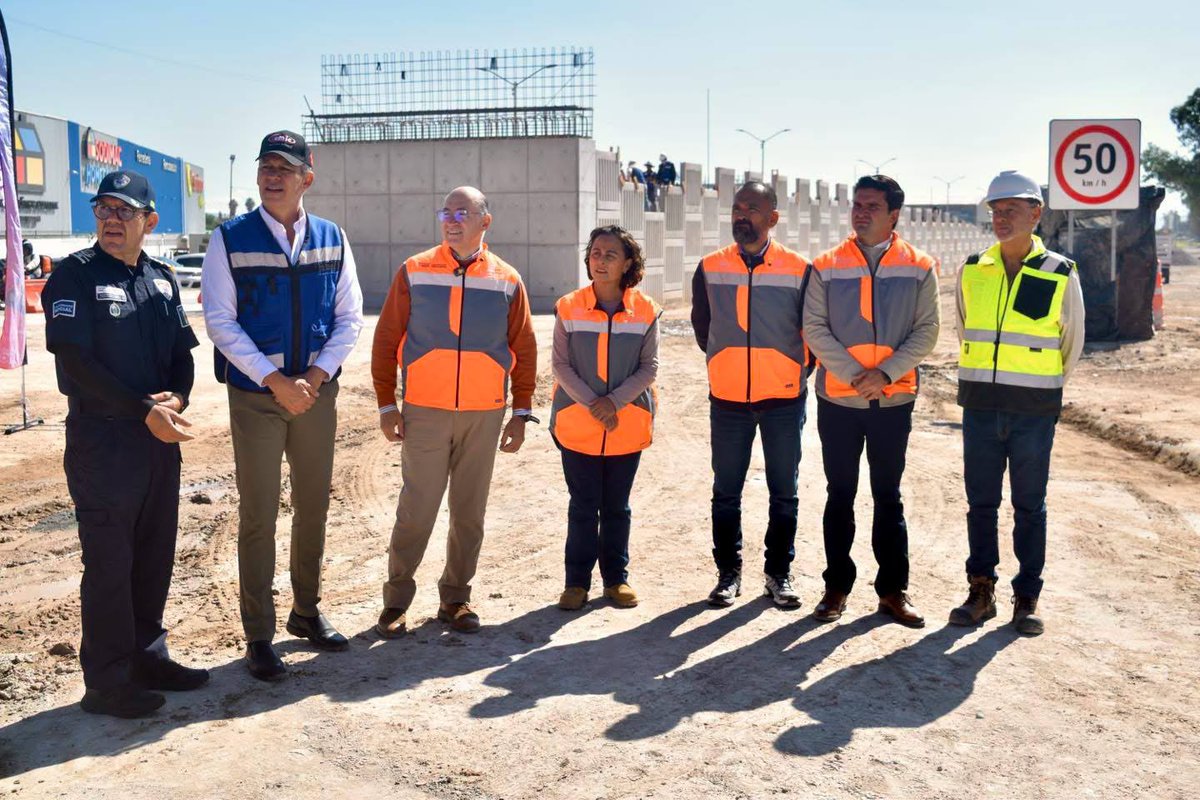 SLPMunicipio's tweet photo. Supervisamos los avances del puente Jacobo Payán, una obra que conectará con Salvador Nava hacia el poniente y ayudará a mejorar la circulación en esta zona.

Seguimos trabajando para que pases menos tiempo en el tráfico y llegues más fácil a tu destino. 🚗 https://t.co/NqS9JJchtj