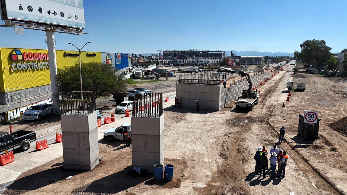 SLPMunicipio's tweet photo. Supervisamos los avances del puente Jacobo Payán, una obra que conectará con Salvador Nava hacia el poniente y ayudará a mejorar la circulación en esta zona.

Seguimos trabajando para que pases menos tiempo en el tráfico y llegues más fácil a tu destino. 🚗 https://t.co/NqS9JJchtj