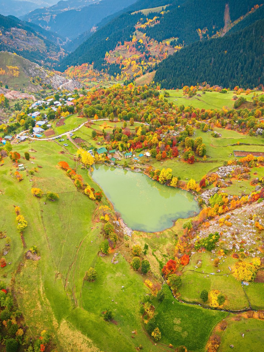 bpthaber's tweet photo. Artvin Şavşat'ta sonbahar manzarası. https://t.co/R6RLfhxln6