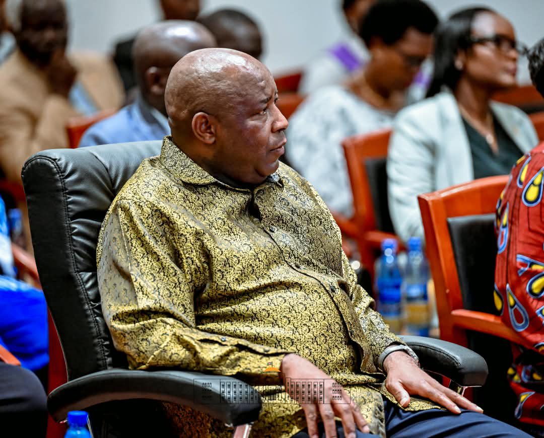 NtareHouse's tweet photo. Au moment où le Burundi commémore le Héros de la Démocratie, le Chef de l’Etat burundais, S.E. @GeneralNeva, a organisé au Palais de Kiriri une conférence-débat sous le thème « Guérir les blessures de l’histoire ». Dans son mot liminaire, il a appelé à un dialogue franc et approfondi sur les origines des conflits et les blessures qui ont marqué l’histoire du Burundi, afin de mieux comprendre le passé et de faire toute la lumière sur la vérité historique.

La rencontre a réuni les membres de la Commission Vérité et Réconciliation, du Conseil National pour l’Unité Nationale et la Réconciliation (CNUNR), de l’Observatoire National pour la Prévention et l’éradication du Génocide, des crimes de guerre et des autres crimes contre l’Humanité (ONPGH), ainsi que l’Ombudsman du Burundi et des représentants des Eglises.

Les échanges ont été lancés par une présentation du Dr Emmanuel Ndikumana sur le thème « Guérir les blessures du passé : comprendre l’histoire du Burundi pour bâtir un avenir commun ». Son intervention a amené les participants à réfléchir aux moyens de démystifier les événements du passé et d’établir la vérité historique. 

Les discussions ont été enrichies par de nombreux témoignages dans lesquels les participants ont partagé leurs expériences vécues. De ces échanges est ressortie l’importance de permettre à chacun d’exprimer librement ce qu’il porte en lui, de favoriser la demande et l’octroi mutuels de pardon afin d’encourager la repentance et de poser les bases d’une réconciliation sincère et durable. 

S.E. @GeneralNeva, Chef de l’Etat burundais, a mis l’accent sur la nécessité de mettre en place une stratégie de démystification de l’histoire du Burundi afin de transmettre aux jeunes générations une connaissance approfondie du passé de leur pays. Il a appelé à rechercher la vérité sur les divisions héritées de la colonisation et les guerres civiles qui ont marqué le Burundi plaidant pour un dialogue sans tabou ni esprit de vengeance, afin de favoriser la repentance, le pardon et la réconciliation durable entre les Burundais.