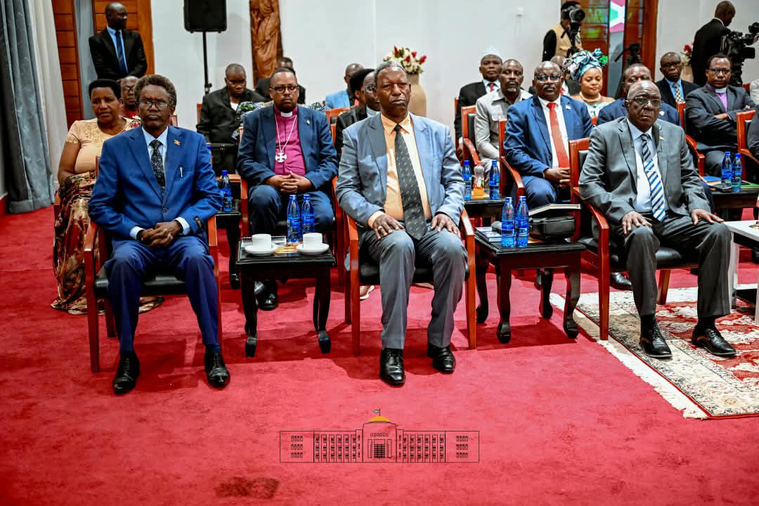 NtareHouse's tweet photo. Au moment où le Burundi commémore le Héros de la Démocratie, le Chef de l’Etat burundais, S.E. @GeneralNeva, a organisé au Palais de Kiriri une conférence-débat sous le thème « Guérir les blessures de l’histoire ». Dans son mot liminaire, il a appelé à un dialogue franc et approfondi sur les origines des conflits et les blessures qui ont marqué l’histoire du Burundi, afin de mieux comprendre le passé et de faire toute la lumière sur la vérité historique.

La rencontre a réuni les membres de la Commission Vérité et Réconciliation, du Conseil National pour l’Unité Nationale et la Réconciliation (CNUNR), de l’Observatoire National pour la Prévention et l’éradication du Génocide, des crimes de guerre et des autres crimes contre l’Humanité (ONPGH), ainsi que l’Ombudsman du Burundi et des représentants des Eglises.

Les échanges ont été lancés par une présentation du Dr Emmanuel Ndikumana sur le thème « Guérir les blessures du passé : comprendre l’histoire du Burundi pour bâtir un avenir commun ». Son intervention a amené les participants à réfléchir aux moyens de démystifier les événements du passé et d’établir la vérité historique. 

Les discussions ont été enrichies par de nombreux témoignages dans lesquels les participants ont partagé leurs expériences vécues. De ces échanges est ressortie l’importance de permettre à chacun d’exprimer librement ce qu’il porte en lui, de favoriser la demande et l’octroi mutuels de pardon afin d’encourager la repentance et de poser les bases d’une réconciliation sincère et durable. 

S.E. @GeneralNeva, Chef de l’Etat burundais, a mis l’accent sur la nécessité de mettre en place une stratégie de démystification de l’histoire du Burundi afin de transmettre aux jeunes générations une connaissance approfondie du passé de leur pays. Il a appelé à rechercher la vérité sur les divisions héritées de la colonisation et les guerres civiles qui ont marqué le Burundi plaidant pour un dialogue sans tabou ni esprit de vengeance, afin de favoriser la repentance, le pardon et la réconciliation durable entre les Burundais.