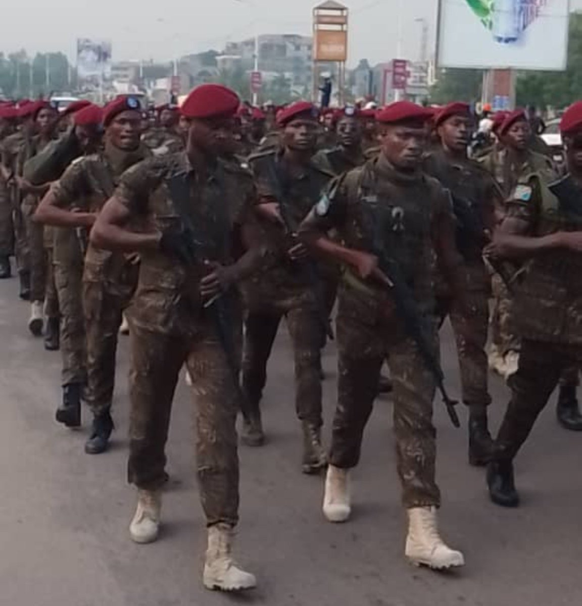 KasongoKas's tweet photo. RDC
Sur le terrain, les FARDC sont devenues extrêmement motivées. Elles estiment qu’elles étaient auparavant commandées, au sommet, par un chef de mèche avec M23/RDF, qui envoyait leurs compagnons d’armes à l’abattoir en vendant leurs plans à l’ennemi. Reconquérir le territoire national est une manière de rendre hommage aux héros tombés par trahison.
Force à vous, vaillants combattants !