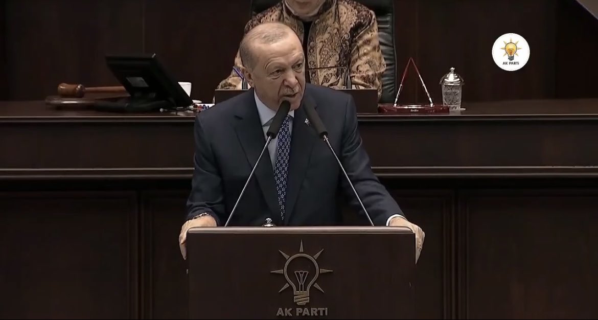 AynurBasmann's tweet photo. Cumhurbaşkanı Erdoğan;

“Ne mutlu bize ki soran, sorgulayan, eleştiren bir tabanımız var. 

Ne mutlu bize ki yanlışa yanlış, doğruya doğru diyen bir seçmenimiz var.” https://t.co/sJzzl4ucpW