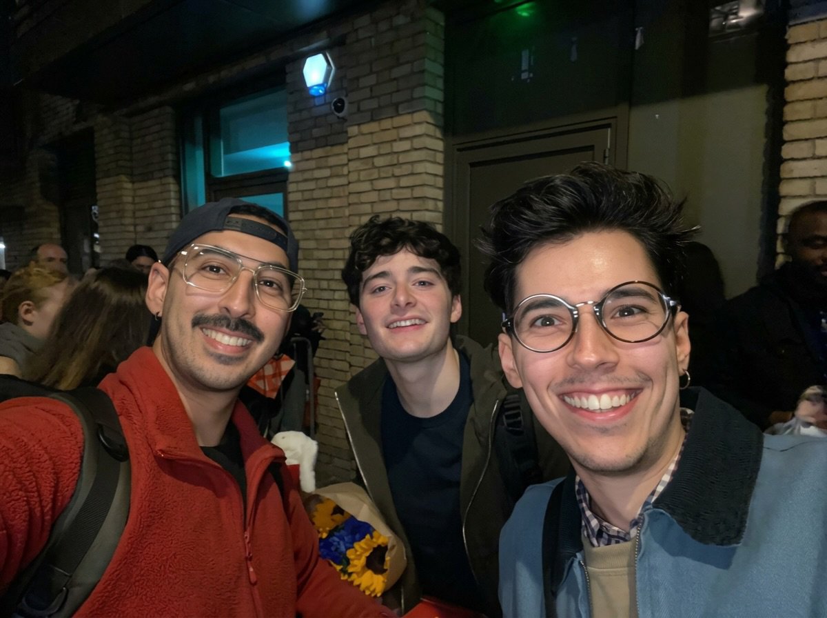NoahUpdatesHQ's tweet photo. Noah Schnapp hace unos días con algunos fans 

“Resulta que Will Byers es igual de adorable en la vida real! Conseguimos conocer a Noah Schnapp, un actor tan talentoso y una joya absoluta de humano! Tan feliz! 🖤

Una noche de teatro en Londres y una reunión especial! Noah es un actor impecable y tiene un encanto sin igual. Qué momento! 🎭✨

📷 egonturci vía Instagram