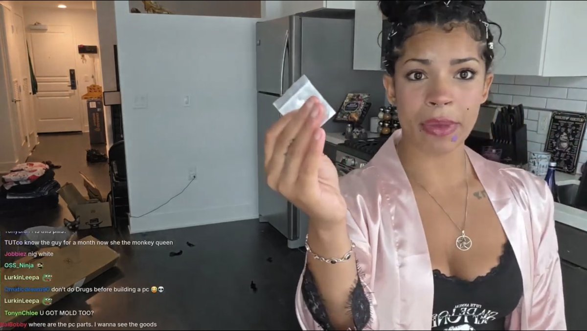 FinalBossXL's tweet photo. Xena the Gold Digger tells stream she's running low on cocaine. 

#seeex @xenathewitcher https://t.co/mO7YokoKvA