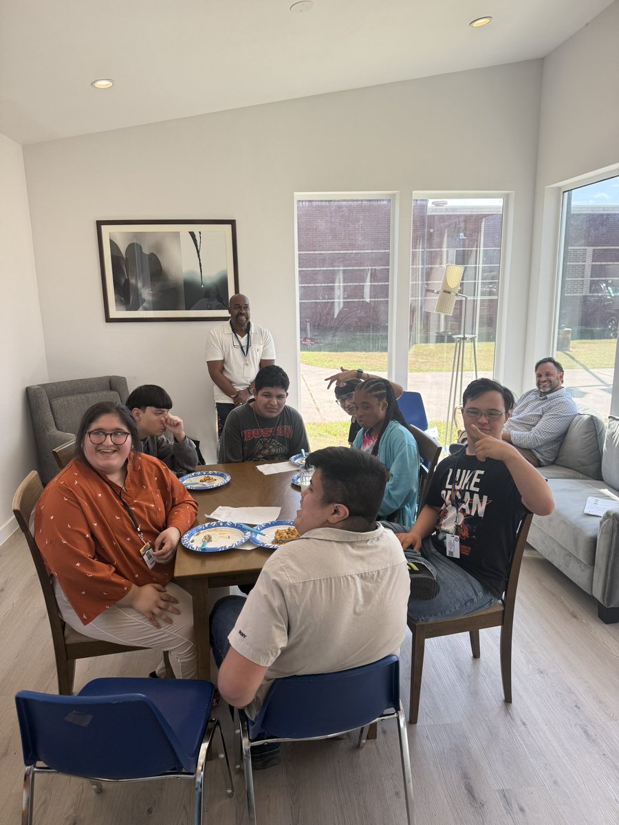 tchill_'s tweet photo. Today, I joined our students for a lesson in our L3 (Living &amp; Learning Lab). This hands-on learning space helps students build life skills &amp; independence. In L3, students learn to prepare meals, set the table, clean up, and maintain their personal living spaces. ALL means ALL! https://t.co/XNk7LGHELz