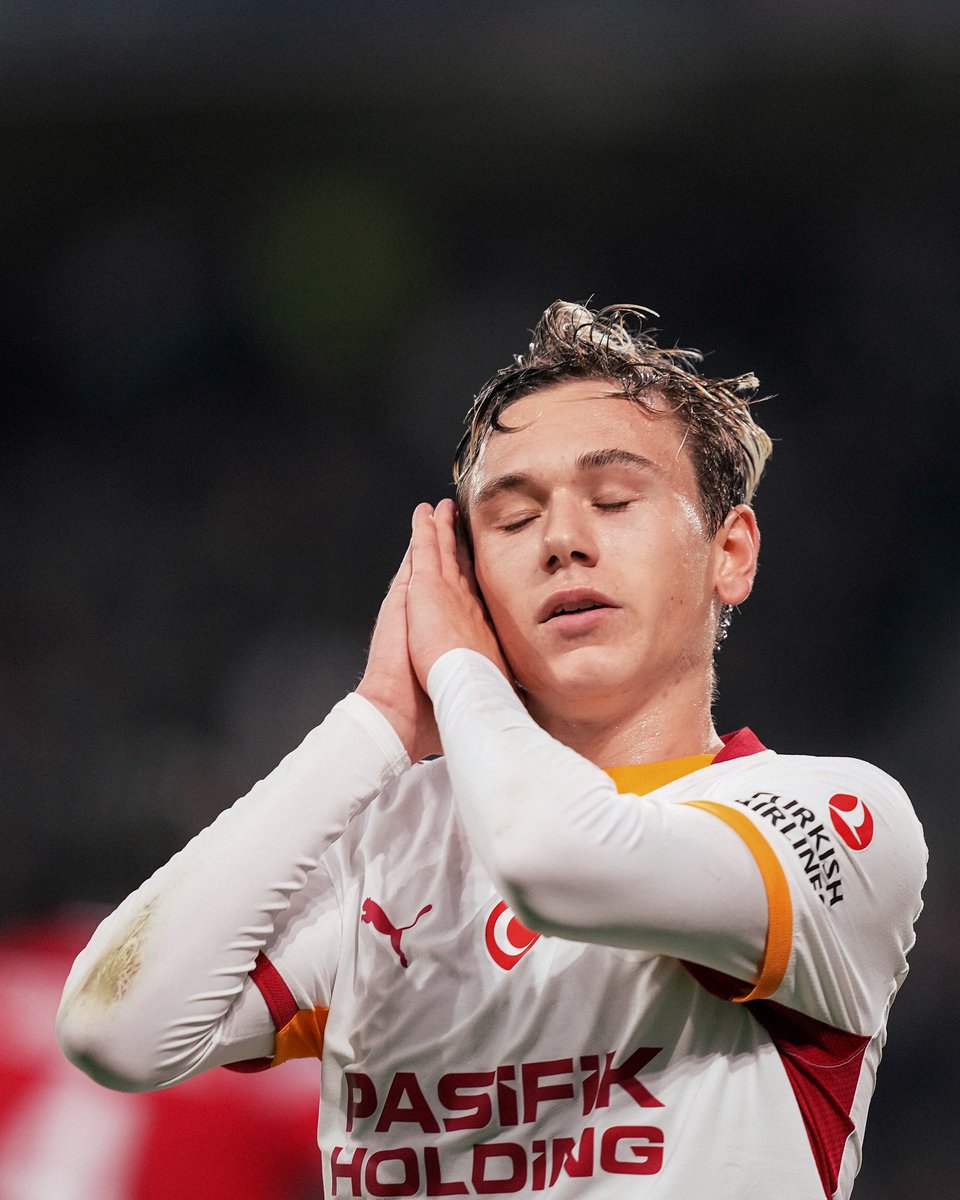 GalatasaraySK's tweet photo. Lyosha. 🤩

#LOSCvGS #UCL https://t.co/JdFVSdHJnT