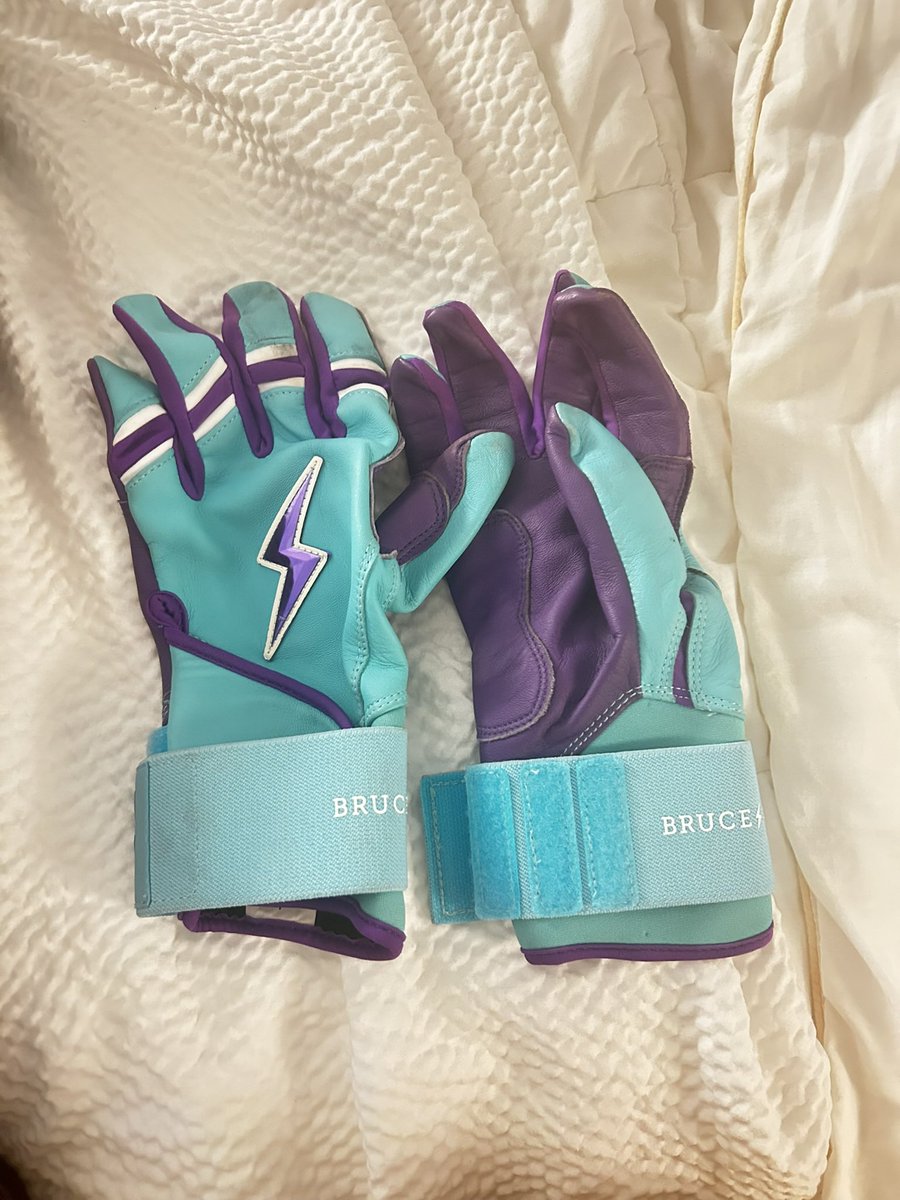 twinAmeliaM's tweet photo. @PGFnetwork Shootout Ready

My 4th @RawlingsSB Mantra 2026, the first 3 were warranties. My uncle got me this one.

New @bruceboltus gloves too! Teammates made fun of my other ones because the my entire palm was out on both hands lol. 

#RideToTheWheelsFallOff https://t.co/MI3RF8MmKs