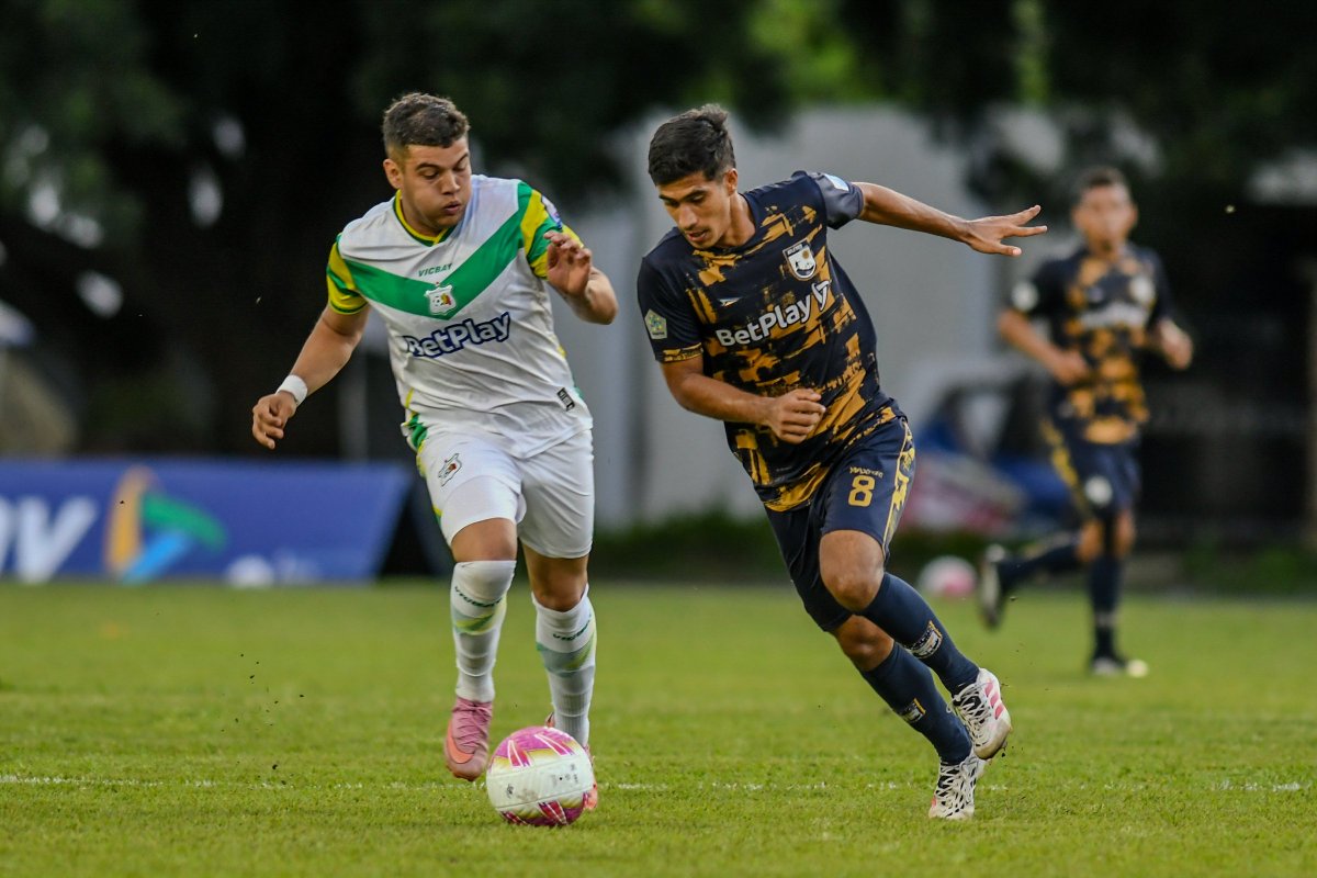 AtleticoFCSA's tweet photo. 📸⚽ 90 minutos, mil emociones.
Así se vivió el duelo entre Atlético FC y Deportes Quindío. Revive en imágenes cada jugada, cada esfuerzo y la pasión que se siente dentro de la cancha. 💙💛
#AtléticoFCDeCali☀️ #ElAzulYOroDeCali https://t.co/ONC9G4EKMi