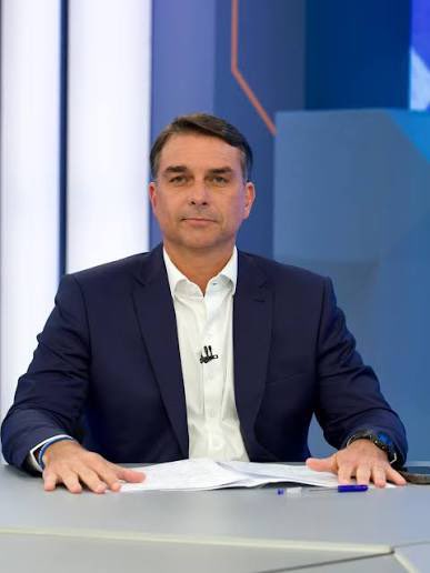 stagepopbr's tweet photo. 🚨 Flávio Bolsonaro tem mais de 200 decretos prontos para assinar caso seja eleito presidente, segundo o Correio Braziliense. A maioria trata de legislação trabalhista, incluindo regras relacionadas ao fim da escala 6x1 e à organização da jornada de trabalho.

De acordo com a reportagem, o plano também prevê a revogação de decretos do governo Lula, mudanças nas regras de fiscalização ambiental e medidas para extinguir conselhos e comitês da administração pública. Há ainda propostas de privatização de estatais nos primeiros três meses de governo.