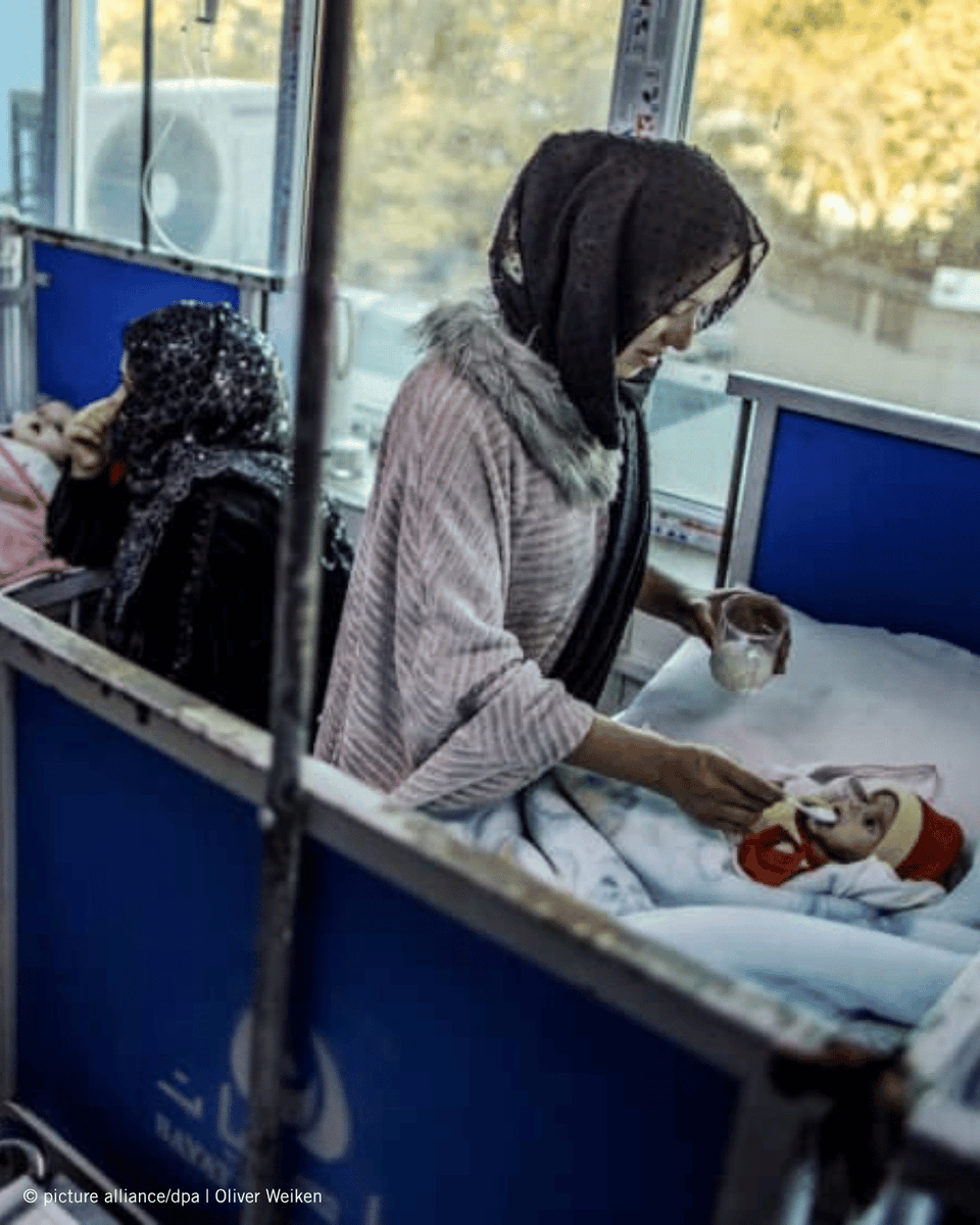 amnistiaespana's tweet photo. ¿Quién atenderá a las mujeres afganas si las niñas y las jóvenes no pueden formarse como médicas? 
Es una de las preguntas que plantea Zainab, una médica afgana de la comunidad hazara que ha hablado con nosotras bajo seudónimo para proteger su identidad. Tienes la entrevista en nuestro blog: https://t.co/RSjvMzsgGz