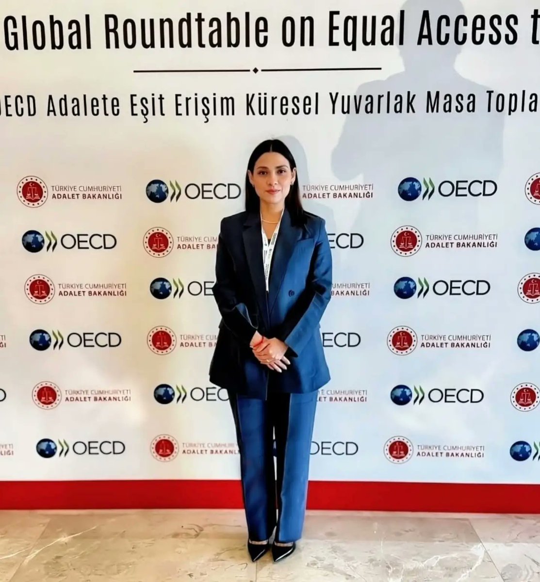 DefPublicaEC's tweet photo. Desde Estambul 🇹🇷, la Presidenta del @CJudicaturaEc, Mercedes Caicedo, participa como jefa de misión de la delegación ecuatoriana en la Mesa Redonda Mundial de la @oecd sobre Igualdad de Acceso a la Justicia, junto al Defensor Público General, Ricardo Morales Vela.

Representamos al país en este espacio de intercambio de experiencias globales que impulsen la transformación digital y acerquen los servicios a la ciudadanía. 🇪🇨🤝