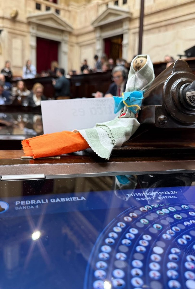 GabyPedrali's tweet photo. #SesiónEspecial 
Los mismos que le vienen votando todas las leyes a Milei hoy se negaron a habilitar el tratamiento de proyectos para tratar la emergencia pediátrica #Garrahan, la restitución del Remediar, el financiamiento científico y universitario y la emergencia para las PyMEs.

¿De verdad alguien puede creerles que les importa mejorar la vida de la gente?