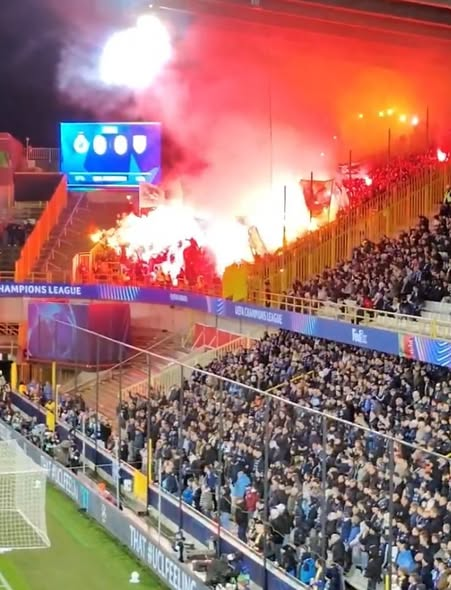 _FootPlus's tweet photo. 🚨 CRAQUAGE XXL DU PARCAGE LENSOIS À BRUGES ! 🔥🔴���

Fumigènes, torches et ambiance incandescente : les Sang et Or ont mis le feu au Jan Breydel Stadium pour ce choc de Ligue des Champions.

👉 Le parcage lensois a encore frappé fort ! Votre avis 👇

#BRURCL #RCLens #Lens https://t.co/DOAsvGIN2L