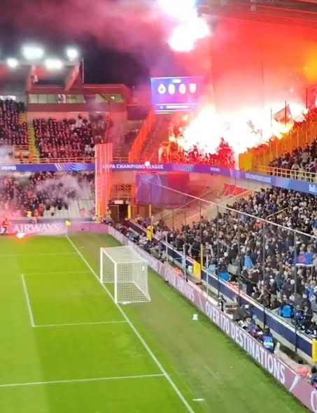 _FootPlus's tweet photo. 🚨 CRAQUAGE XXL DU PARCAGE LENSOIS À BRUGES ! 🔥🔴���

Fumigènes, torches et ambiance incandescente : les Sang et Or ont mis le feu au Jan Breydel Stadium pour ce choc de Ligue des Champions.

👉 Le parcage lensois a encore frappé fort ! Votre avis 👇

#BRURCL #RCLens #Lens https://t.co/DOAsvGIN2L