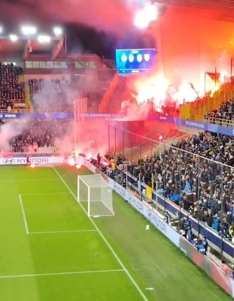 _FootPlus's tweet photo. 🚨 CRAQUAGE XXL DU PARCAGE LENSOIS À BRUGES ! 🔥🔴���

Fumigènes, torches et ambiance incandescente : les Sang et Or ont mis le feu au Jan Breydel Stadium pour ce choc de Ligue des Champions.

👉 Le parcage lensois a encore frappé fort ! Votre avis 👇

#BRURCL #RCLens #Lens https://t.co/DOAsvGIN2L