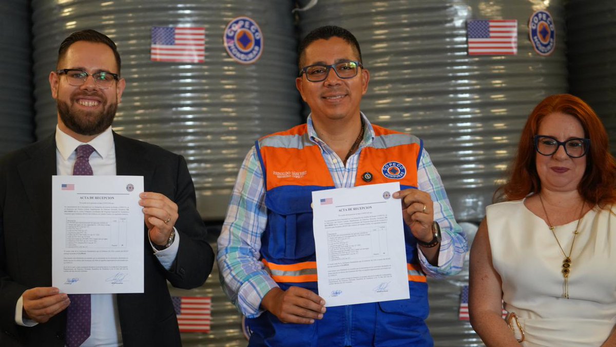 usembassyhn's tweet photo. La Embajada de Estados Unidos entregó a @copecogob una donación de tanques de almacenamiento de agua que beneficiarán a 85 escuelas ubicadas en municipios del Corredor Seco bajo alerta roja. Esta asistencia contribuirá a mejorar el acceso al agua, fortalecer la capacidad de las comunidades para enfrentar respuesta a la sequía asociada al fenómeno de El Niño y reafirmar el compromiso de Estados Unidos como aliado y socio confiable de Honduras. 🇺🇸🇭🇳